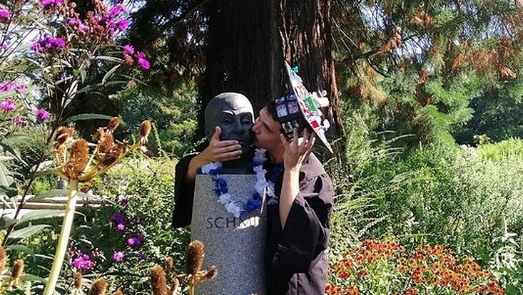 Kostas kissing Loki