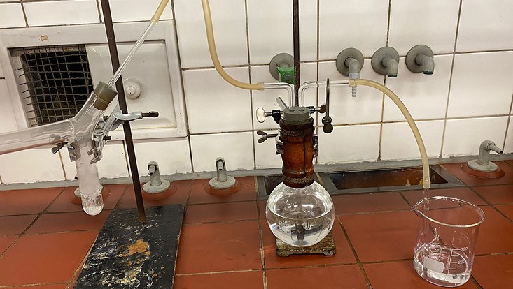 ac-praktikum-2023-3-733x414 Zu sehen ist ein chemischer Versuchsaufbau.