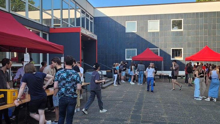 unter roten Pavillions werden Getränke verkauft