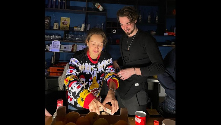 zwei Studierende hinter der Theke