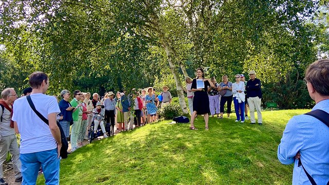 teaser sonntagsführung-640x361 große Gruppe von Menschen stehen auf einer Wiese vor einem Baum im Loki-Schmidt-Garten