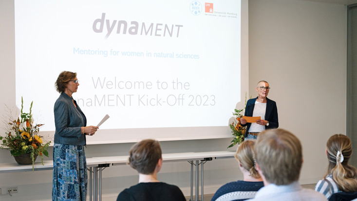 Die Schirmherrinnen des Mentoringformats Die Schirmherrinnen des Mentoringformats: Dr. Angelika Paschke-Kratzin (links), Gleichstellungsbeauftragte der Universität Hamburg und Meike Johannsen (rechts), Verwaltungsleiterin des Forschungszentrums DESY