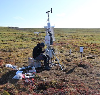 AWI-Forschender testet die Klimastation