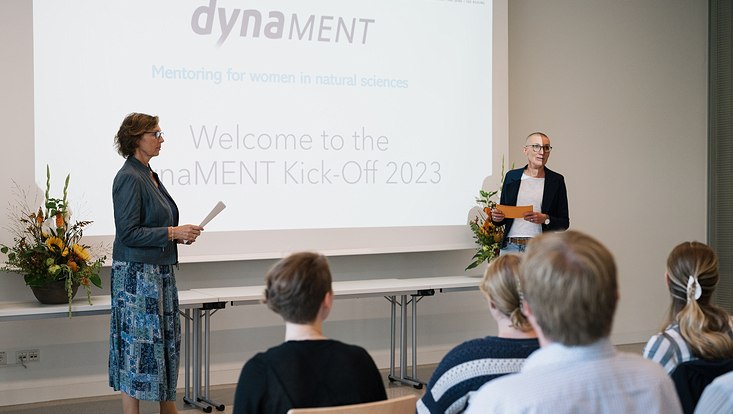 dynament-2023-3103-733x414 People in a seminar room