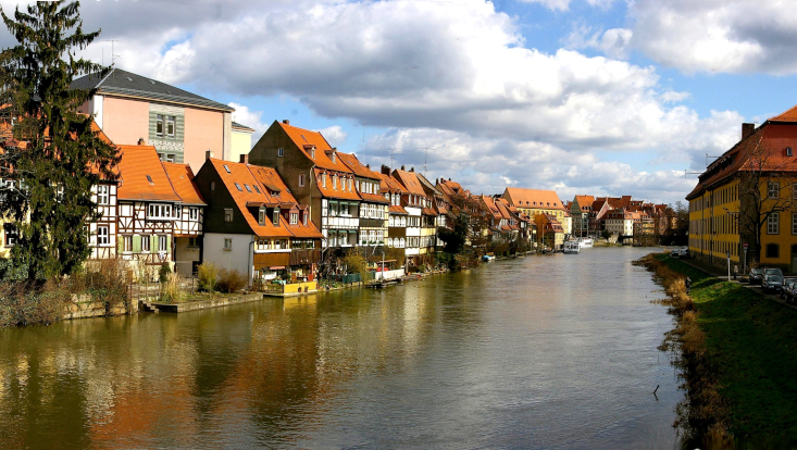 Foto von einem Fluss in Bamberg ("Klein Venedig") umgeben von alten Häusern