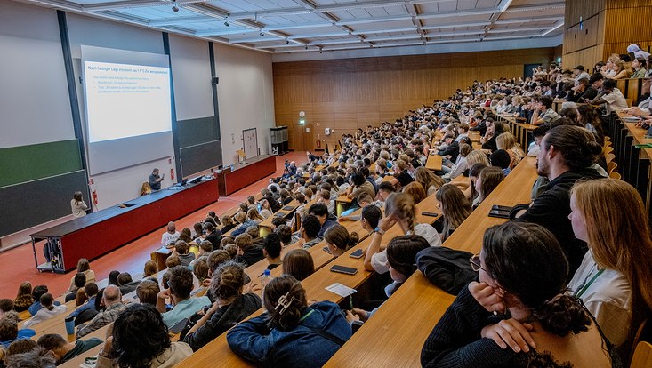 -dsf0334-733x414 Hörsaal mit sitzenden Schüler:innen