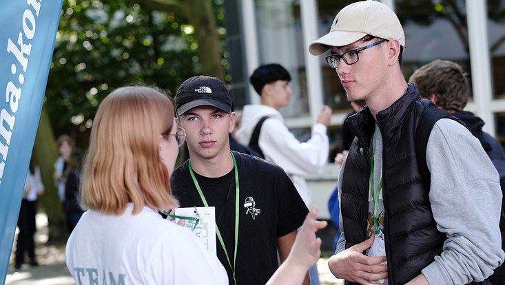 -dsf0671-733x414 Schüler:innen auf dem Campus