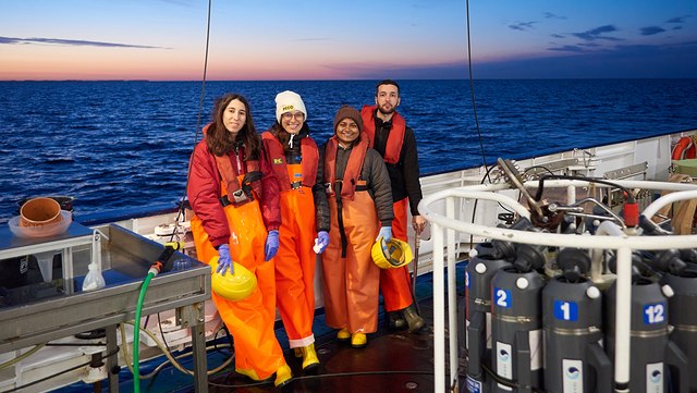 Vier Personen auf einem Schiff