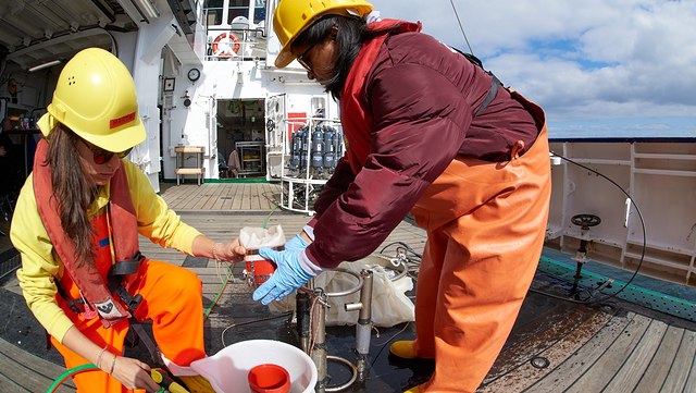 zwei Frauen auf einem Schiff