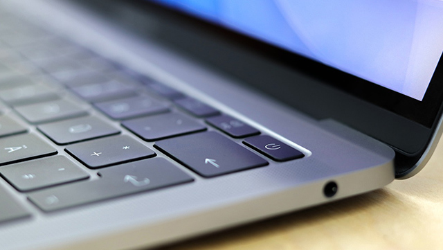 640 × 361 Laptop