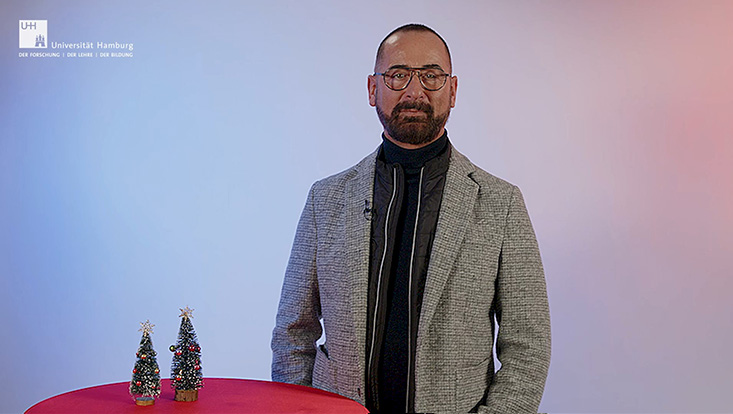 Das MIN-Dekanat, vertreten durch den Dekan Prof. Dr.-Ing. Norbert Ritter, wünscht allen Studierenden, Kolleginnen und Kollegen, Freundinnen und Freunden der Fakultät eine schöne Vorweihnachtszeit und ein gutes, erfolgreiches sowie gesundes neues Jahr