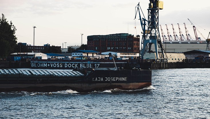 Ein Containerschiff fährt im Hamburger Hafen.