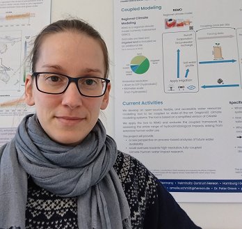 Amelie S. Eine Meteorologin bei einer Posterpräsentation
