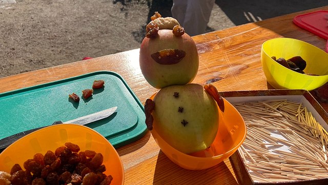 img-0057-640x361 Apfelmännchen aus zwei Äpfeln gebastelt