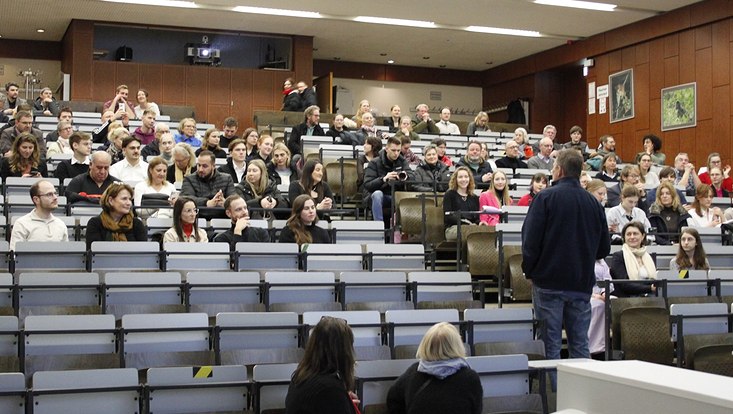 02-Hörsaal-4799-733x414 Blick auf dem Publikum der Urkundenverleihung