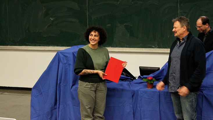 06-studentin-1-733x414 Studentin nimmt die Urkunde von Prof. Christian Lohr entgegen