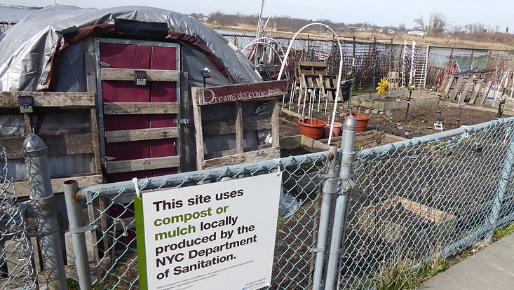 Beach 41st Community Garden, Queens, New York City, wurde 2015 auf der von Hurricane Sandy stark betroffenen Rockaway Halbinsel errichtet, mit dem Ziel die Widerstandsfähigkeit der Gemeinschaft gegenüber zukünftigen Naturkatastrophen zu erhöhen.
