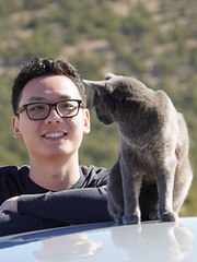 Portrait Weitian Yu with cat Grizzley