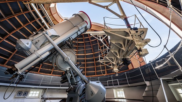 1m-Spiegelteleskop vor geöffneter Kuppel