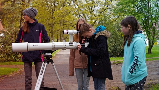 Mädchen am Teleskop