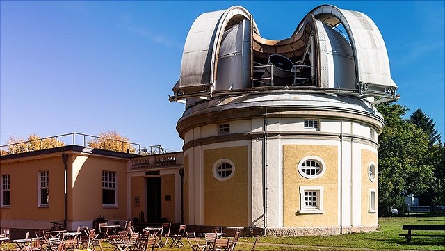 1MS Kuppelöffnung-640x361 Ansicht des Besucherzentrums der Hamburger Sternwarte