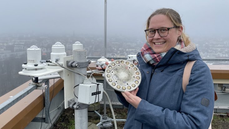 Ein Probenhalter mit 18 kleinen Kunststoffproben
