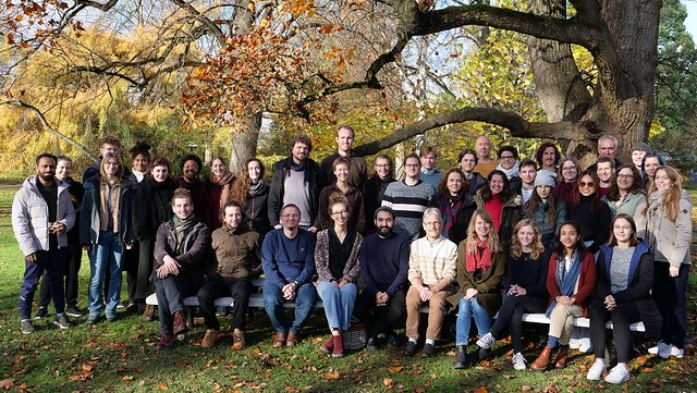 Gruppenbild des GRKs beim Retreat in Lüneburg im Jahr 2023 in einem Park unter einem Baum.