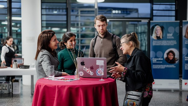 evapeters-4910-733x414 Gesprächsgruppe am Tisch.