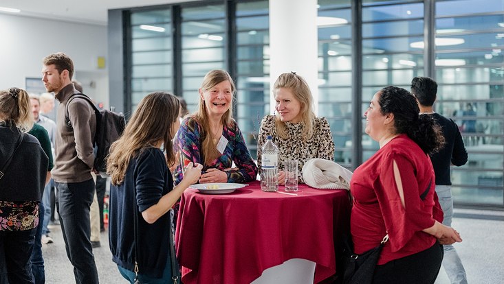 evapeters-4920-733x414 Gesprächsgruppe am Tisch.