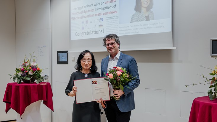 evapeters-5114-733x414 Prof. Lin X. Chen und Prof. Christian Bressler mit Urlunde und Blumen.