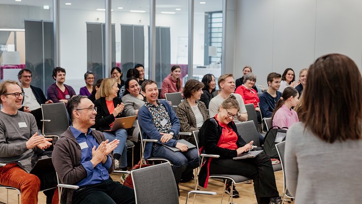 evapeters-5210-733x414 Lachende Zuhörende im Vortragssaal.