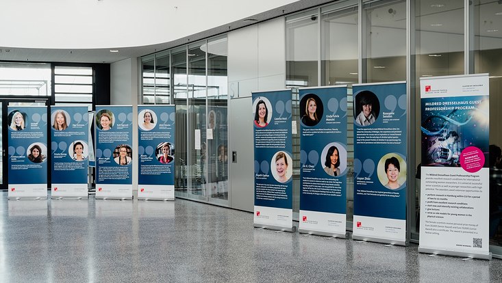 evapeters-5134-733x414 Posterausstellung.