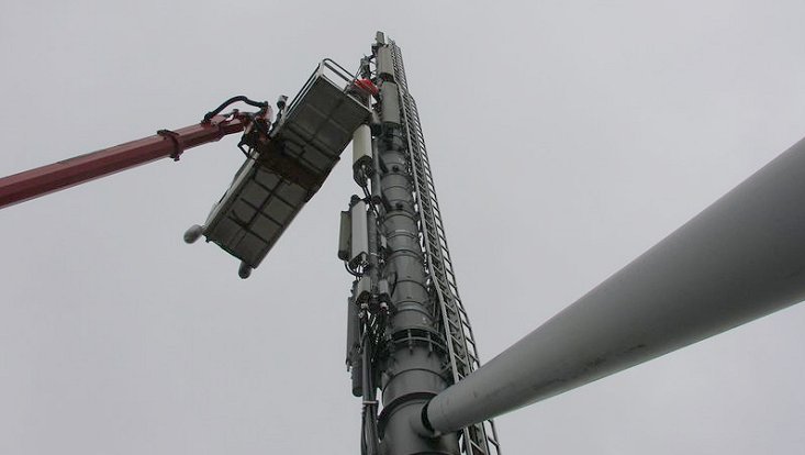 aufbau-05 Arbeiten in der Höhe an einem Mast