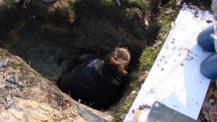 aufbau-11 In der 1,6 m tiefen Grube
