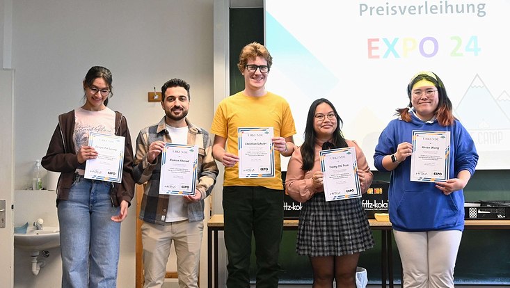 4 Personen mit Urkunden in den Händen - EXPO 2024