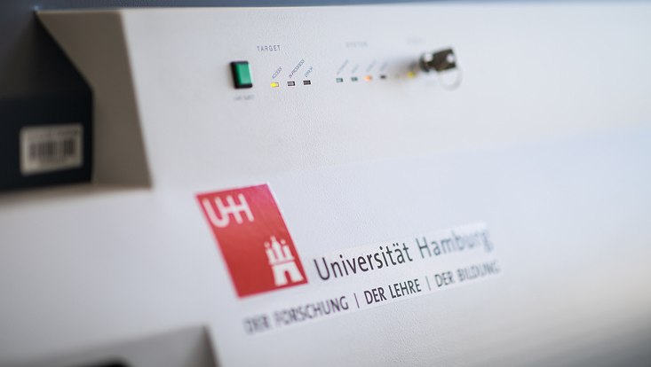 Detailaufnahme UHH Logo auf einem MALDI-MS