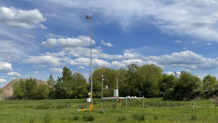 Wetterstation mit Mast und Sensoren