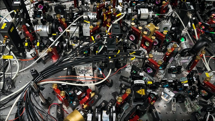 squeeze-laser-733x414 photo of a squeezed laser setup