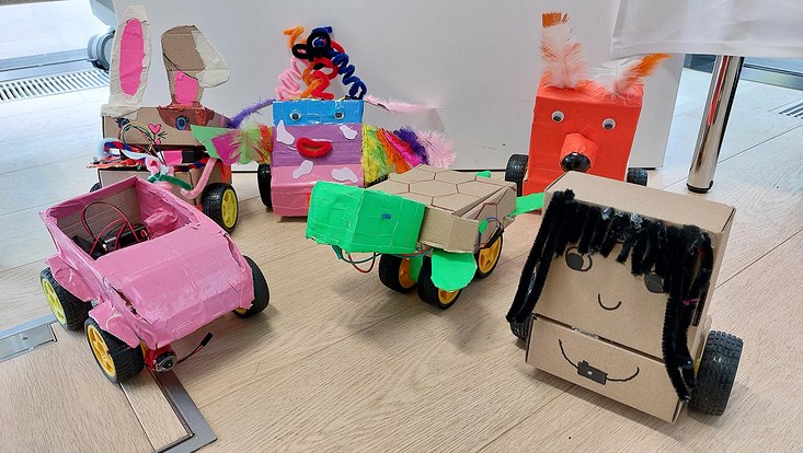 5-light-schools-fahrzeuge-733x414 Gebastelte Fahrzeuge aus Karton