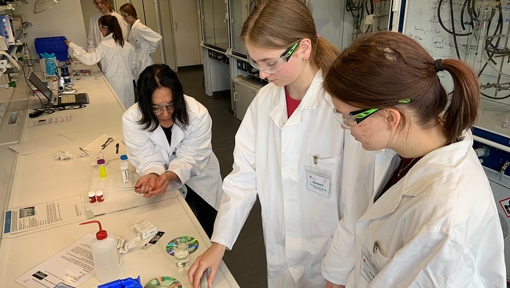 6-molecules-schools-3696-733x414 Mädchen im Chemielabor