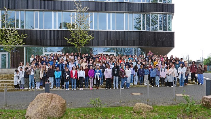 1-parak-gruppe-733x414 group of students
