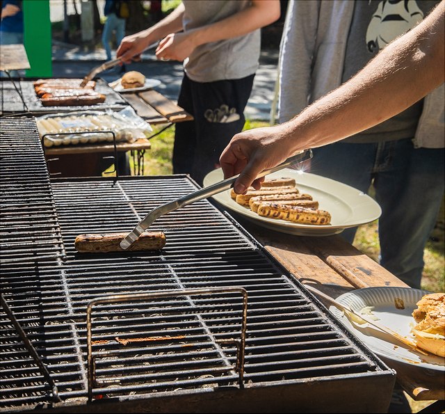 Würste auf einem Grill