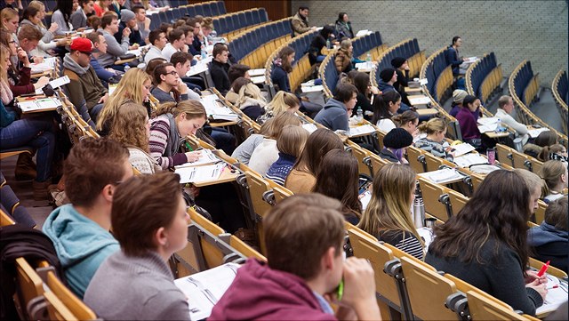 141201-hoersaal-audimax-0075-640x361 StudentInnen im Hörsaal