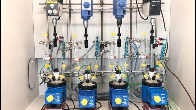 4 Reaktionsapparaturen mit Heizpilz im Abzug