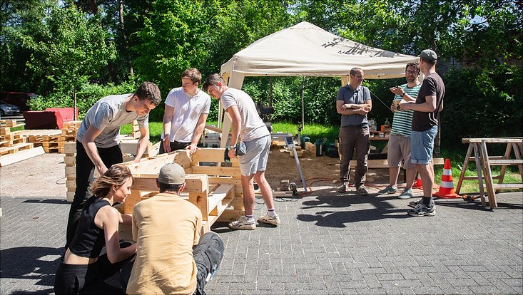 240516-palettenworkshop-schb-4171-733x414 Bild vom Palettenmöbelbauworkshop für die Science City Bahrenfeld