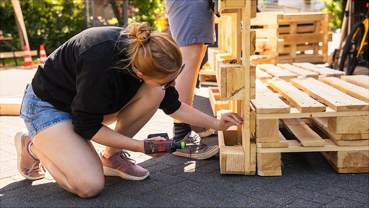 240516-palettenworkshop-schb-4016-733x414 Bild vom Palettenmöbelbauworkshop für die Science City Bahrenfeld