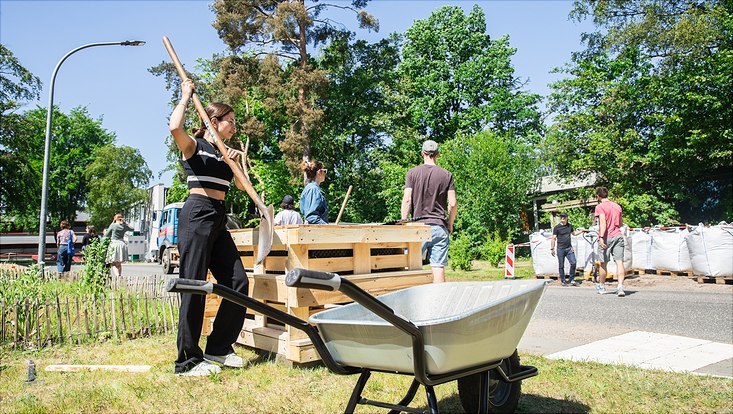 240516-palettenworkshop-schb-4086-733x414 Bild vom Palettenmöbelbauworkshop für die Science City Bahrenfeld