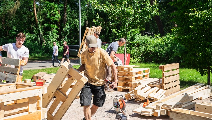 240516-palettenworkshop-schb-4154-733x414 Bild vom Palettenmöbelbauworkshop für die Science City Bahrenfeld