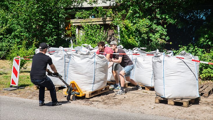 240516-palettenworkshop-schb-4090-733x414 Bild vom Palettenmöbelbauworkshop für die Science City Bahrenfeld