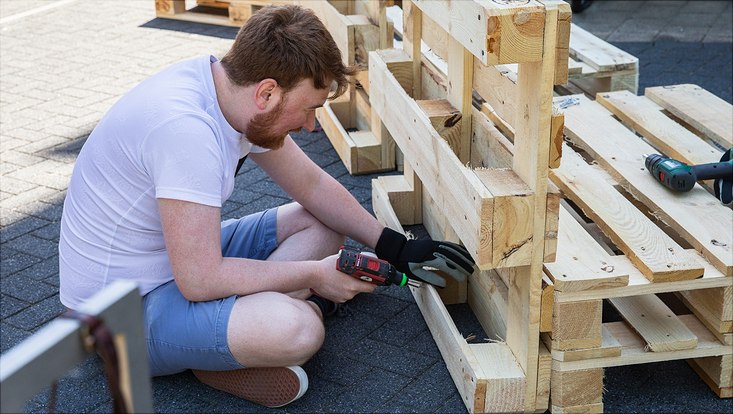 240516-palettenworkshop-schb-4143-733x414 Bild vom Palettenmöbelbauworkshop für die Science City Bahrenfeld